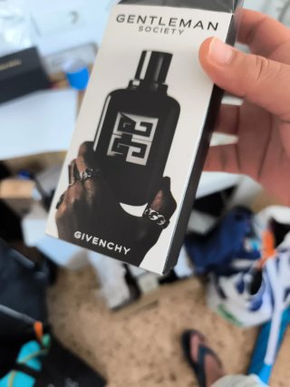 Perfume Givenchy Negro y Plateado