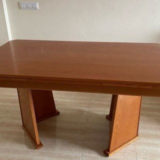 Mesa de comedor de madera