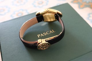 Reloj bañado en oro y diamantes con certificado