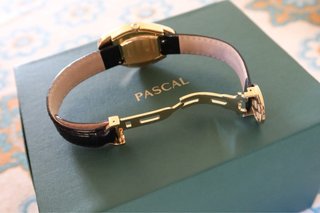 Reloj bañado en oro y diamantes con certificado