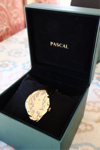 Reloj bañado en oro y diamantes con certificado