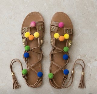 Sandalias romanas con pompones