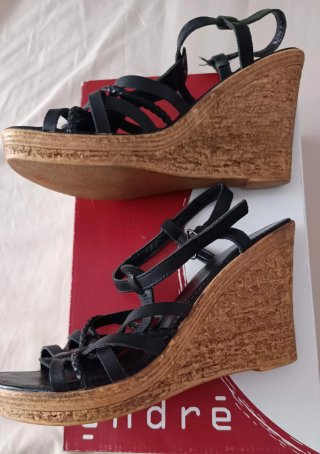 Sandalias de cuña alta Andre Negras Tira Trenzada