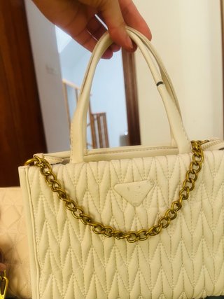 Bolso blanco con cadena dorada