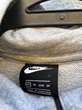 Chaqueta Nike gris con cremallera