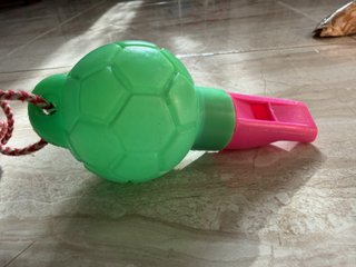 Silbato retro infantil con forma de balón fútbol