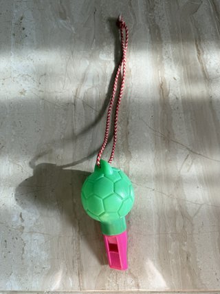 Silbato retro infantil con forma de balón fútbol