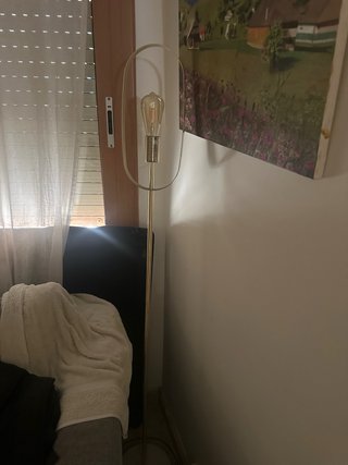 Lámpara de pie dorada