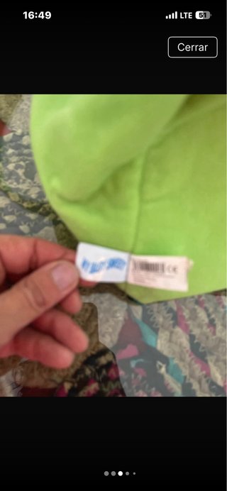Bolso de bebé verde con muñeco