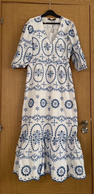 Vestido blanco y azul bordado