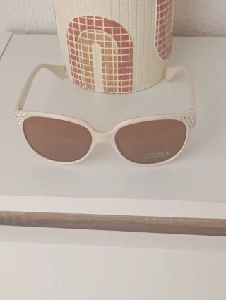 Gafas de sol beige con brillantes y protección UV