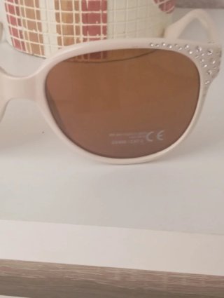 Gafas de sol beige con brillantes y protección UV