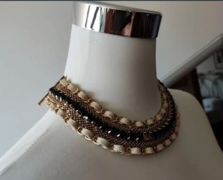 Collana girocollo multistrato con pietre nere