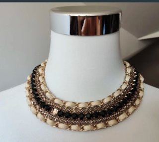 Collana girocollo multistrato con pietre nere