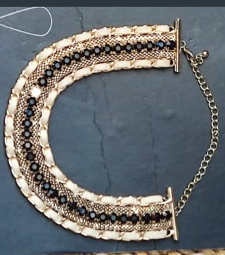 Collana girocollo multistrato con pietre nere