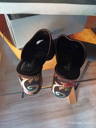 Zapatos de tacón negros bordados