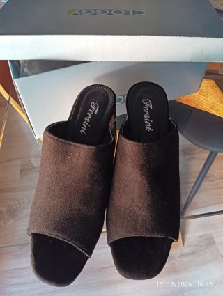 Zapatos de tacón negros bordados