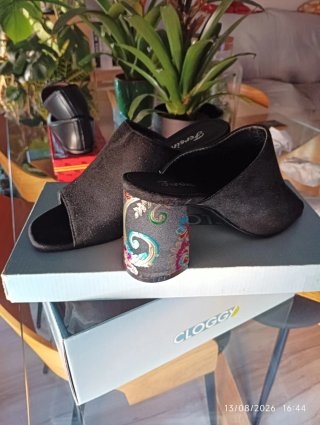 Zapatos de tacón negros bordados