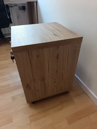 Cajonera de madera con llave