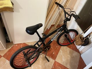 Bicicleta BMX negra con detalles rojos