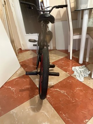 Bicicleta BMX negra con detalles rojos