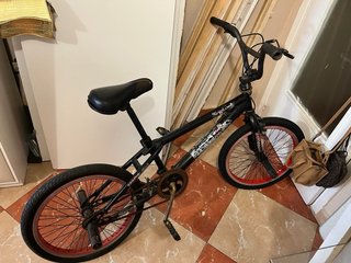 Bicicleta BMX negra con detalles rojos