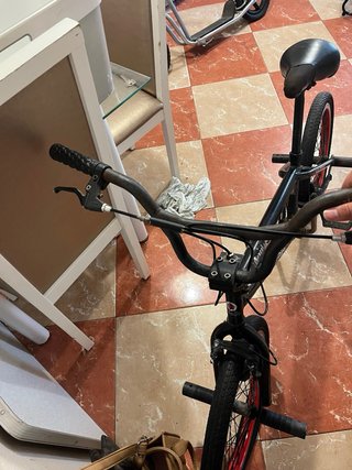 Bicicleta BMX negra con detalles rojos