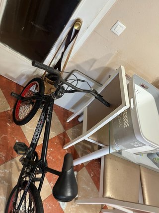 Bicicleta BMX negra con detalles rojos