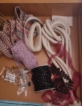 Mercería variada: cintas, cordones y accesorios