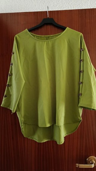 Blusa verde con botones en manga