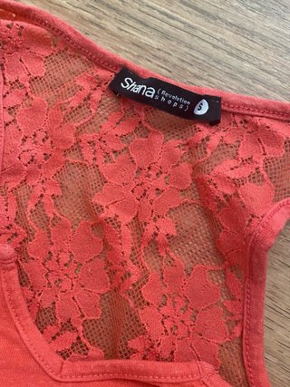 Camiseta coral con encaje
