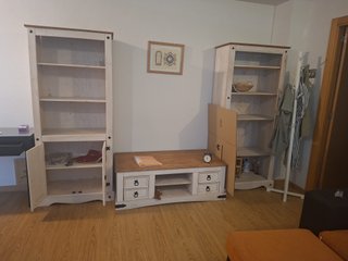Muebles de madera color blanco y marrón rústicos.