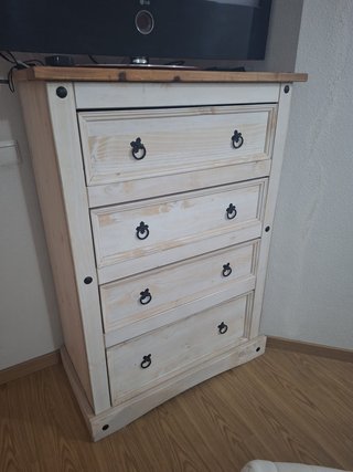 Muebles de madera color blanco y marrón rústicos.