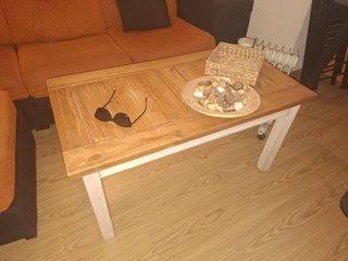Muebles de madera color blanco y marrón rústicos.