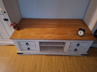 Muebles de madera color blanco y marrón rústicos.