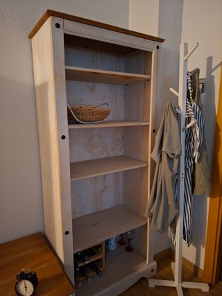 Muebles de madera color blanco y marrón rústicos.