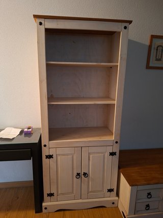 Muebles de madera color blanco y marrón rústicos.