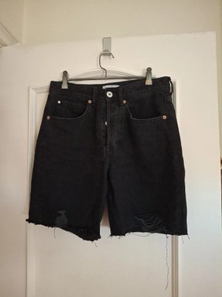 Pantalón corto negro desgastado