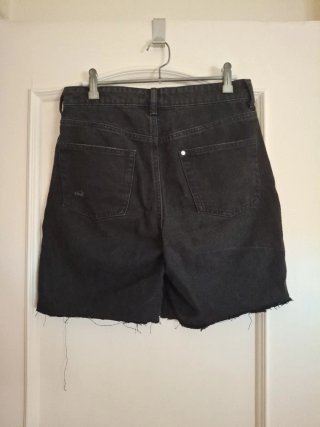 Pantalón corto negro desgastado