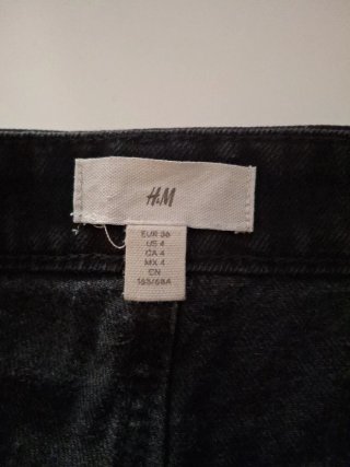 Pantalón corto negro desgastado