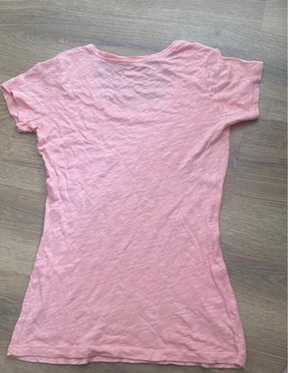 Camiseta rosa con adornos en hombros