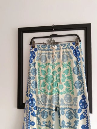 Pantalón Zara estampado azul y verde