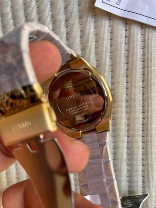 Reloj Guess Dorado y Negro