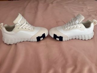 Deportivas beige y blancas