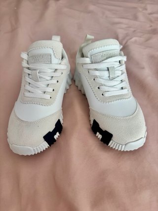 Deportivas beige y blancas