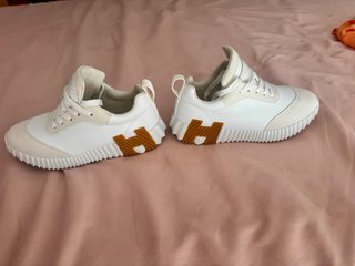 Deportivas beige y blancas