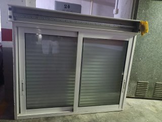 Ventana corredera aluminio con persiana