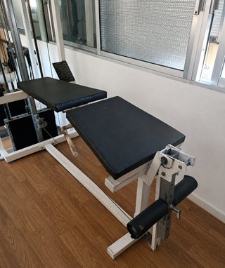 Máquina multiestación gimnasio con banco
