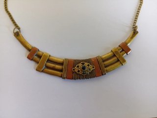 Gargantilla bronce dorada y roja