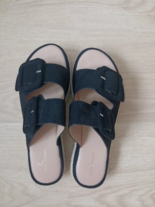 Sandalias negras con hebillas